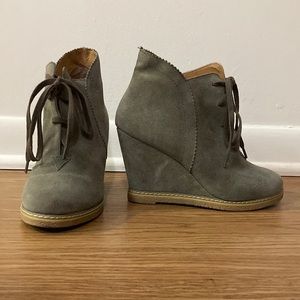 Casual suede wedge heels, barely worn